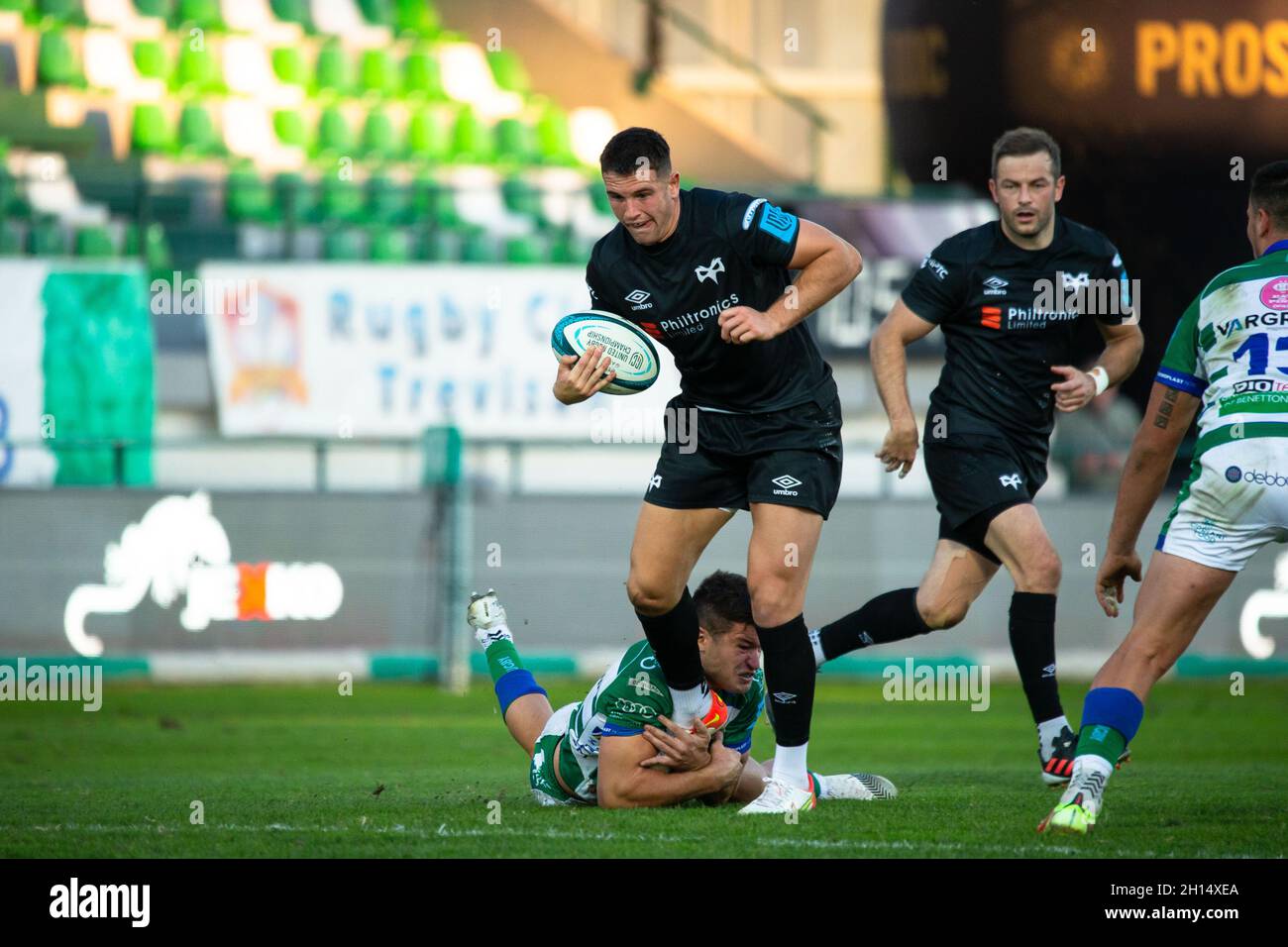 Treviso, Italy. 16th Oct, 2021. Joaquin Riera (Benetton Treviso) and  Stephen Myler (Ospreys Rugby) during Benetton Rugby vs Ospreys, United  Rugby Championship match in Treviso, Italy, October 16 2021 Credit:  Independent Photo