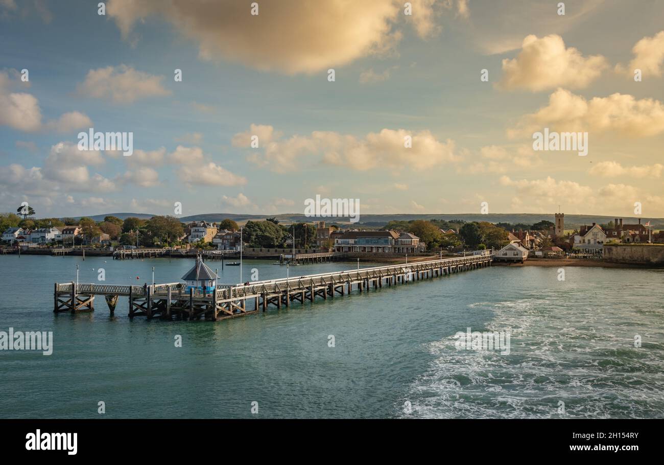 Yarmouth, Isle of Wight, UK. Warm and sunny as the sun sets over the Isle of Wight in the UK. Credit: Thomas Faull/Alamy Live News Stock Photo
