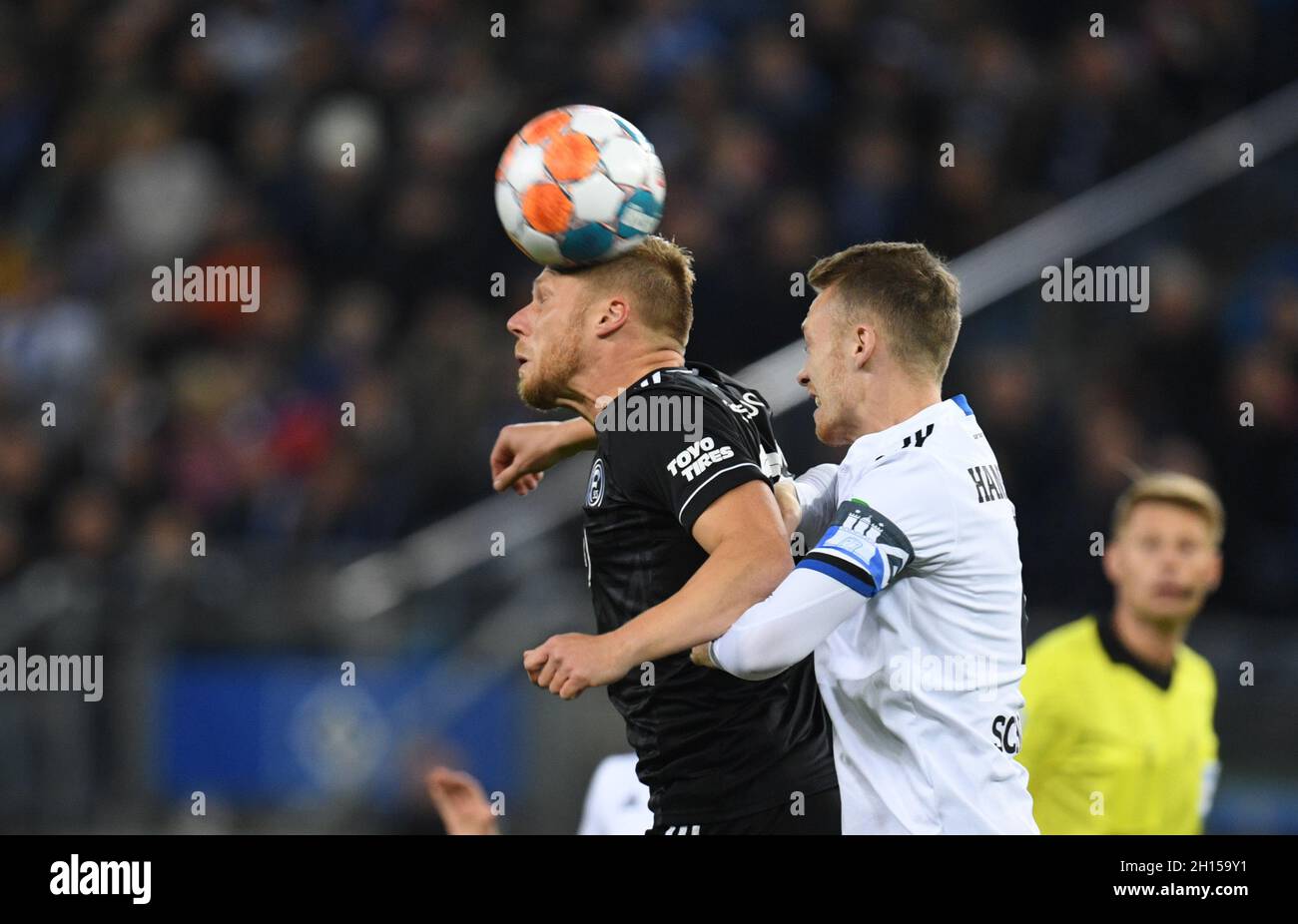 Hamburg, Germany. 16th Oct, 2021. Football: 2nd Bundesliga, Matchday 10: Hamburger SV - Fortuna Düsseldorf at Volksparkstadion. Hamburg's Sebastian Schonlau (r) and Düsseldorf's Rouwen Hennings fight for the ball. Credit: Daniel Reinhardt/dpa - IMPORTANT NOTE: In accordance with the regulations of the DFL Deutsche Fußball Liga and/or the DFB Deutscher Fußball-Bund, it is prohibited to use or have used photographs taken in the stadium and/or of the match in the form of sequence pictures and/or video-like photo series./dpa/Alamy Live News Stock Photo