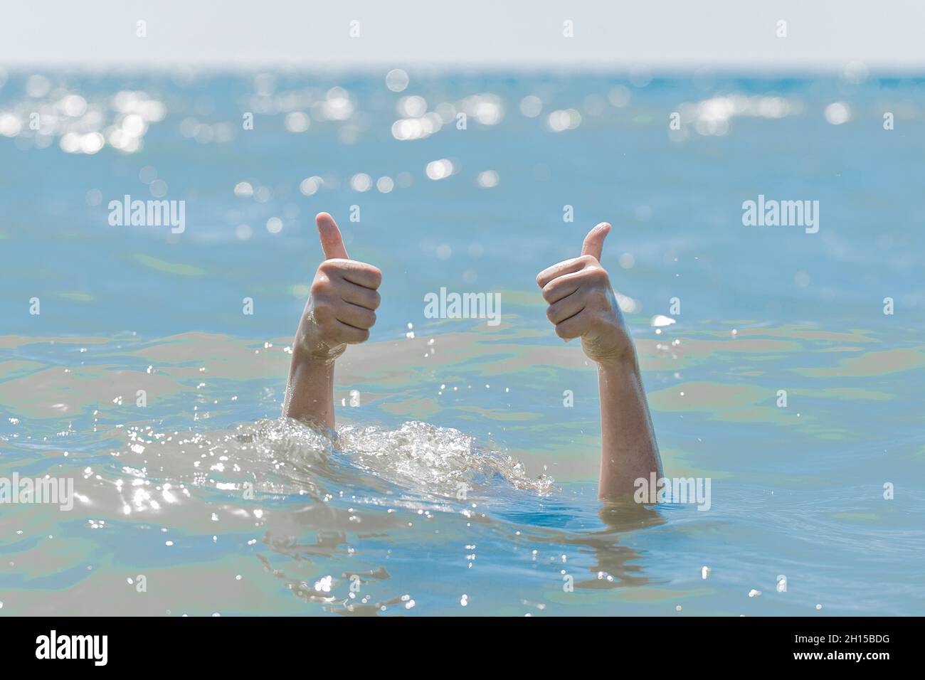 Бутылка наполненная водой тонет в воде. Фото большие пальцы вверх из под воды. Показывает палец вверх под водой. Утопленная в воде клавиатура.