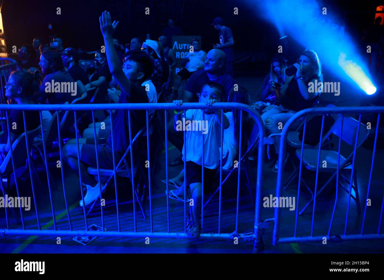 Bloomington, United States. 09th Oct, 2021. Fans watch during the Rival Showdown pro wrestling event, at the National Guard Armory in Bloomington. Credit: SOPA Images Limited/Alamy Live News Stock Photo