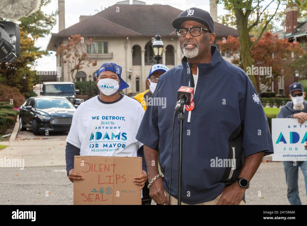 Detroit, Michigan, USA. 16th Oct, 2021. Anthony Adams, campaigning for mayor of Detroit, went to Manoogian Mansion, the mayor's residence, demanding a debate with his opponent, incumbent Mike Duggan. Duggan, a heavy favorite in November's election, has refused to debate and did not answer the door when Adams knocked. Credit: Jim West/Alamy Live News Stock Photo