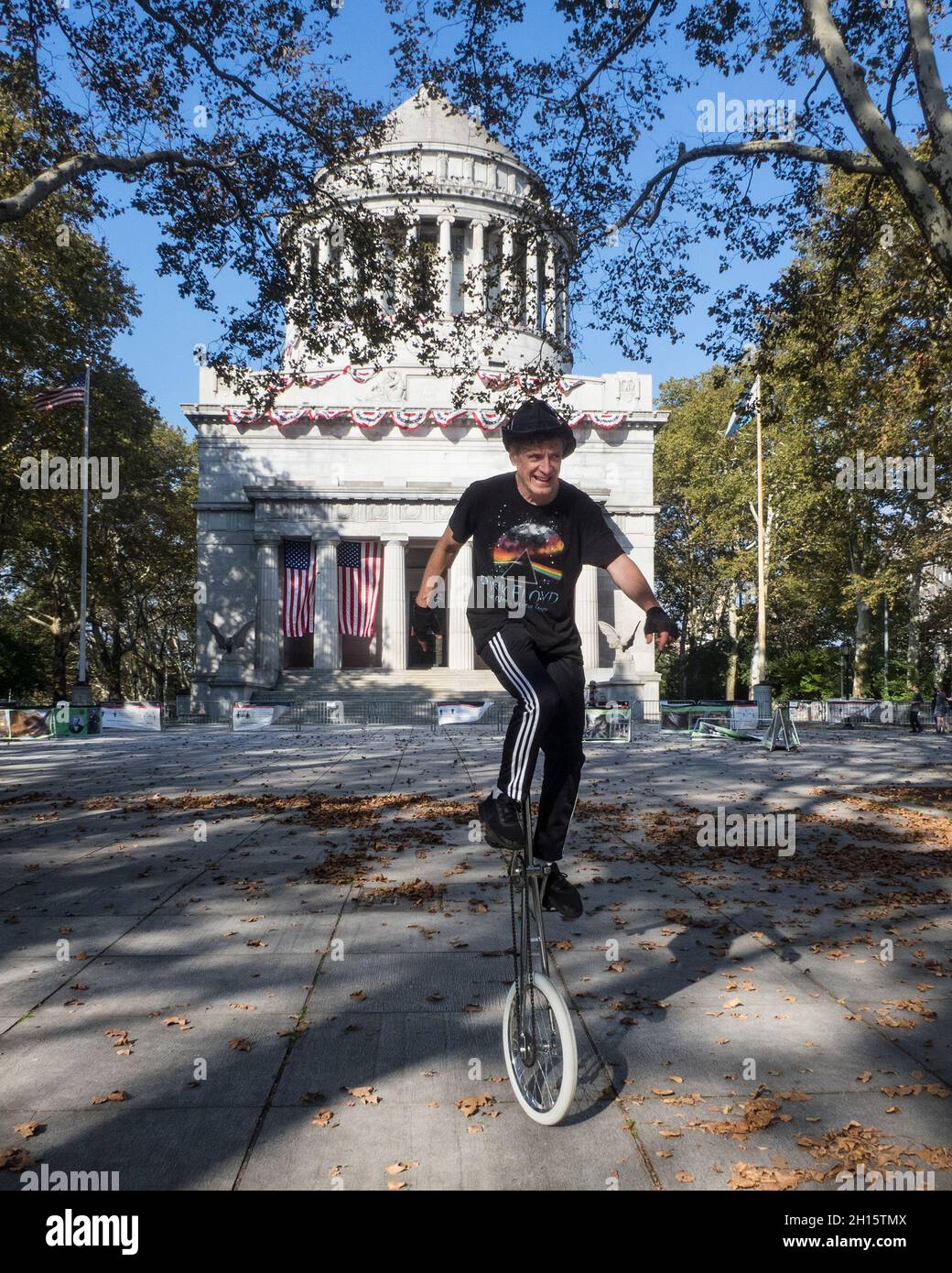 New York, New York, USA. 16th Oct, 2021. A member of the New York