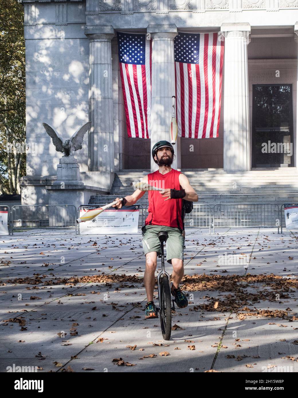 New York, New York, USA. 16th Oct, 2021. A member of the New York