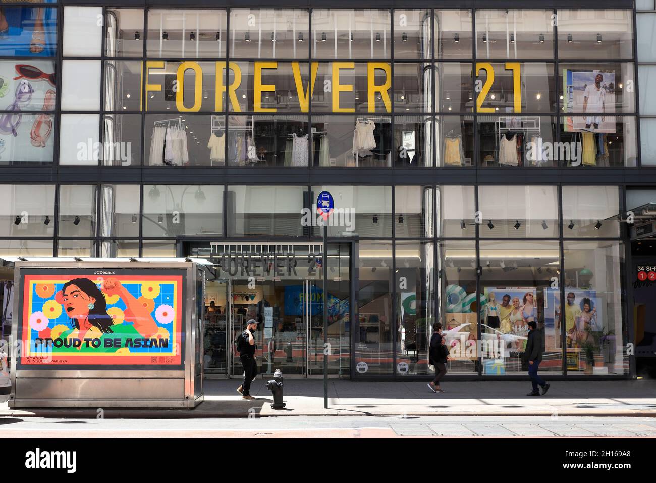 Forever 21 New York editorial image. Image of brand - 210613630