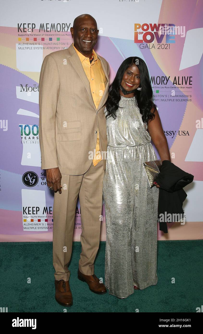 Las Vegas, NV, USA. 16th Oct, 2021. Spencer Haywood, Linda Haywood