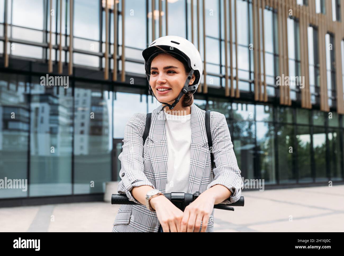 Wearing cycling helmet hi-res stock photography and images - Alamy