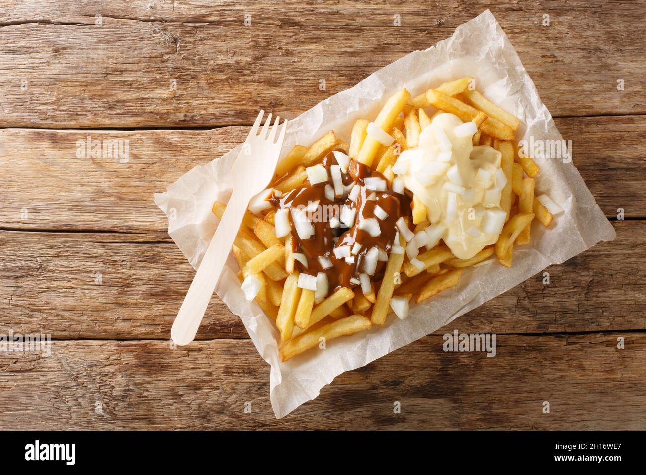Patatje oorlog is a Dutch street food dish consisting of fries topped