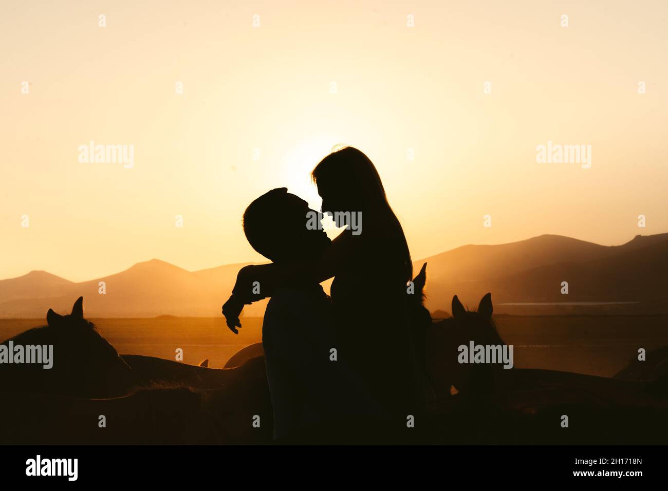 Loving embrace silhouette hi-res stock photography and images - Alamy