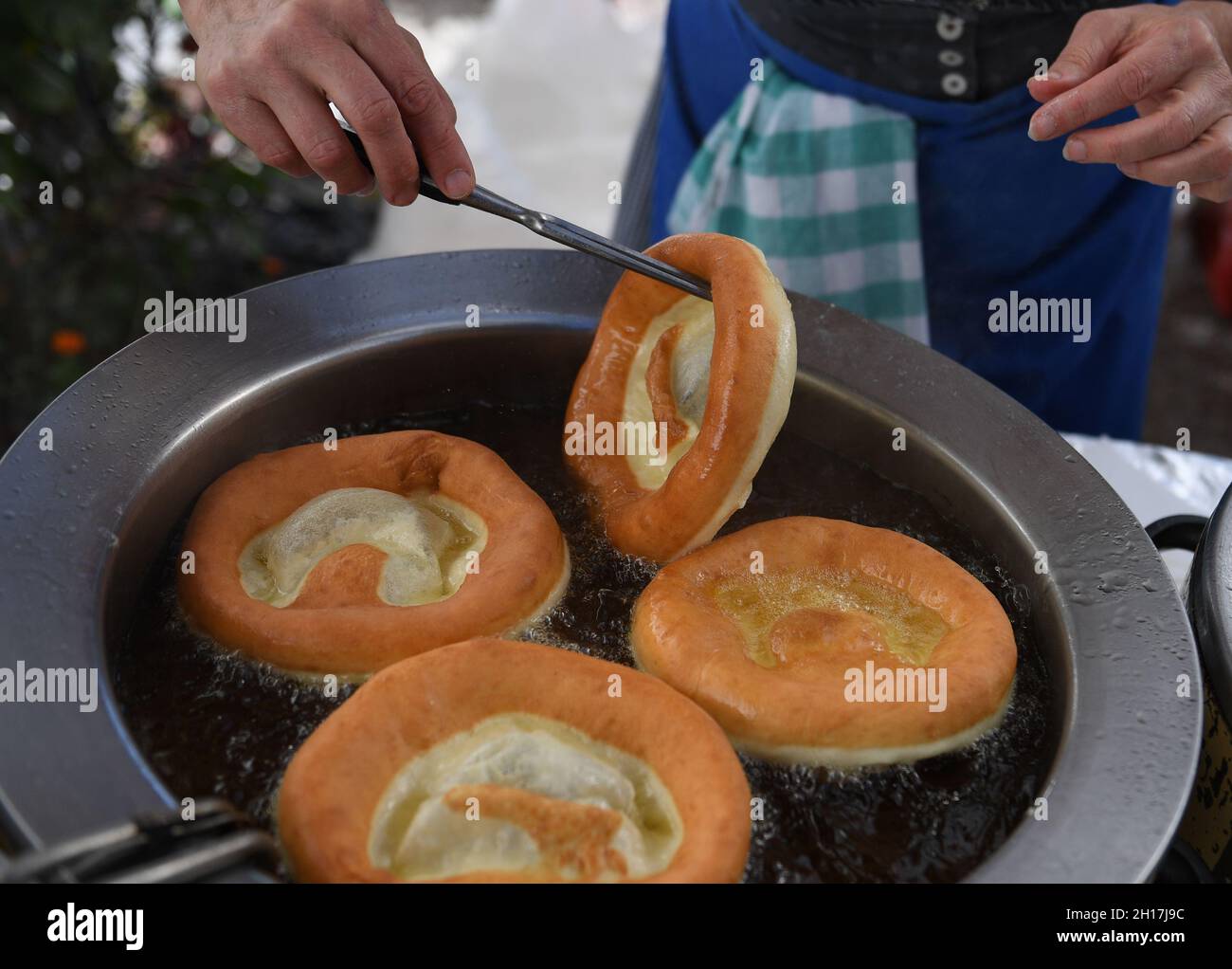 Glentleiten, Germany. 17th Oct, 2021. Kirchweihnudeln are baked in lard ...