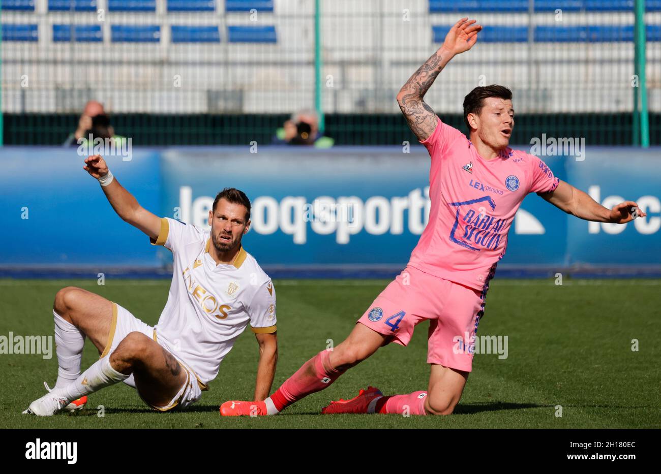 Soccer Football - Ligue 1 - Troyes v OGC Nice - Stade de l'Aube, Troyes,  France - October 17, 2021 Troyes' Giulian Biancone in action with OGC Nice's  Morgan Schneiderlin REUTERS/Pascal Rossignol Stock Photo - Alamy