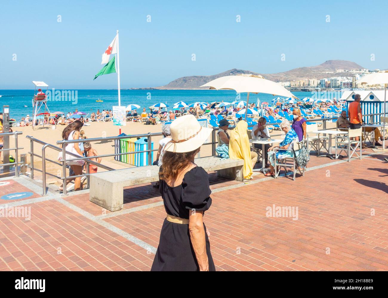 Gran Canaria, Canary Islands, Spain. 17th October, 2021. Tourists, many from the UK, enjoying a 30 degrees Celsius day on the city beach in Las Palmas, the capital of Gran Canaria; a popular half term holiday destination for many from the UK. Credit: Alan Dawson/Alamy Live News. Stock Photo