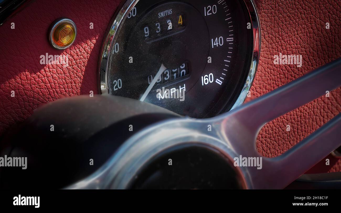 Close up of a 160 mph car speedometer Stock Photo Alamy