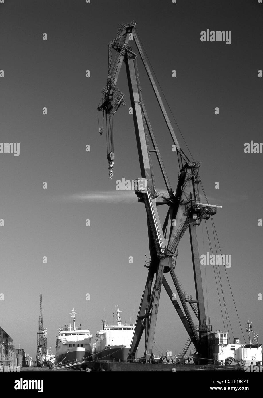 Canute heavy lifting floating crane operated by Associated British Ports docked in the New Docks Port of Southampton, with two Townsend Thoresen ferries in the background. Southampton, England, UK Stock Photo
