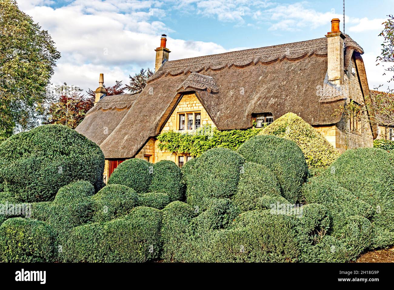 Thatched Cottage in den Cotswolds; typisches Cotswolds Cottage Stock Photo