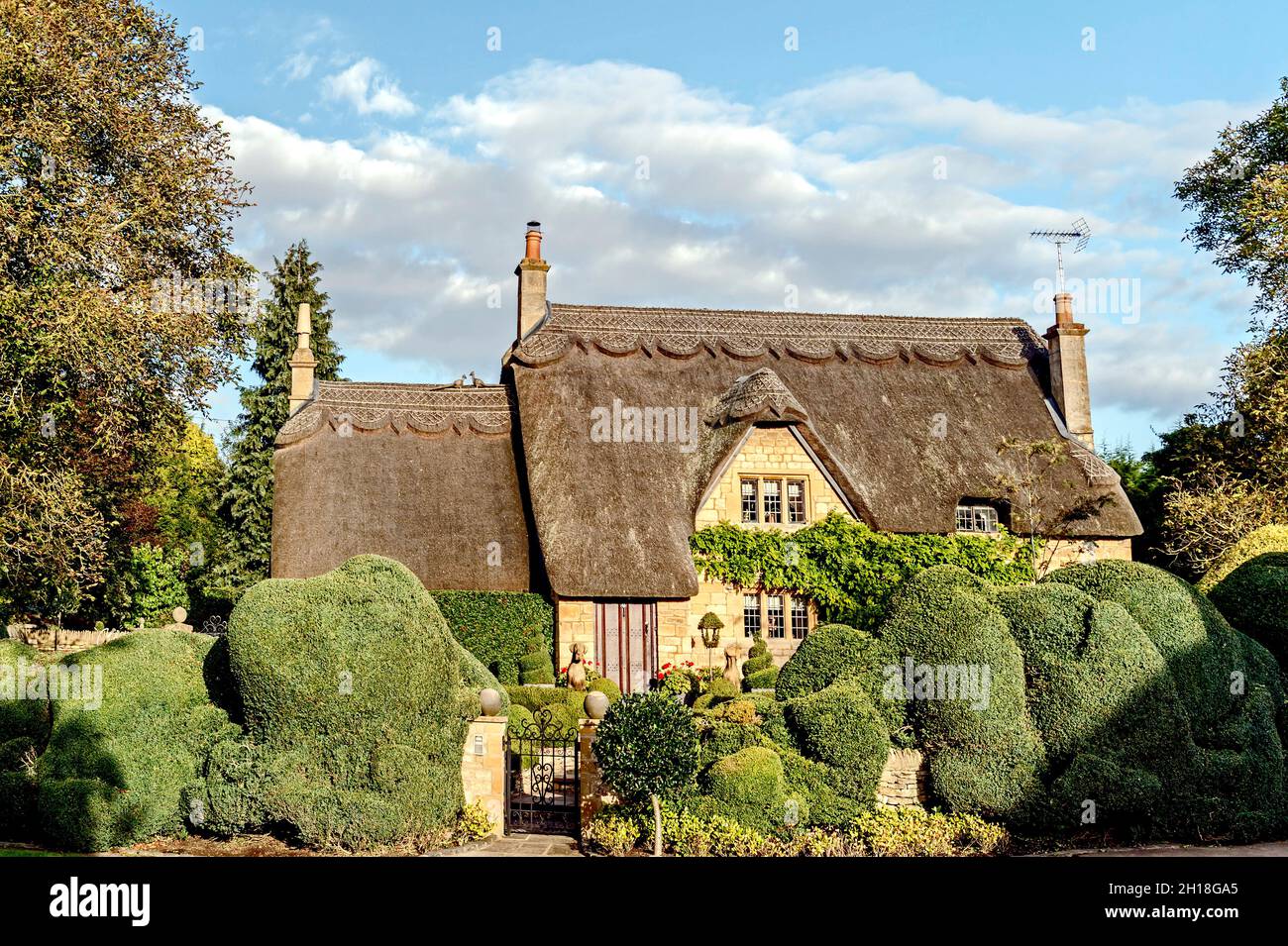 Thatched Cottage in den Cotswolds; typisches Cotswolds Cottage Stock Photo
