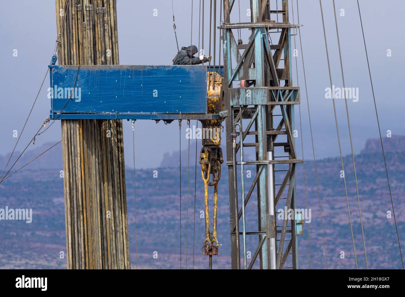 a-derrickman-or-derrickhand-on-the-tubing-board-of-a-workover-rig-on-an-oil-well-site-in-utah-stock-photo-alamy