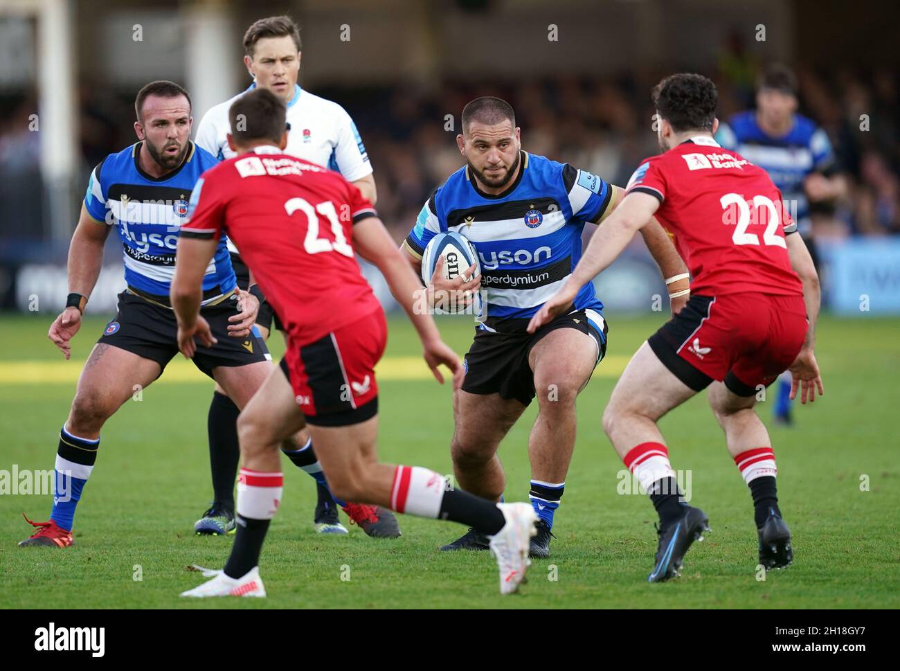 Bath's Lewis Boyce (centre right) takes on Saracens' Dom Morris (right) during the Gallagher Premiership match at the Recreation Ground, Bath. Picture date: Sunday October 17, 2021. Stock Photo