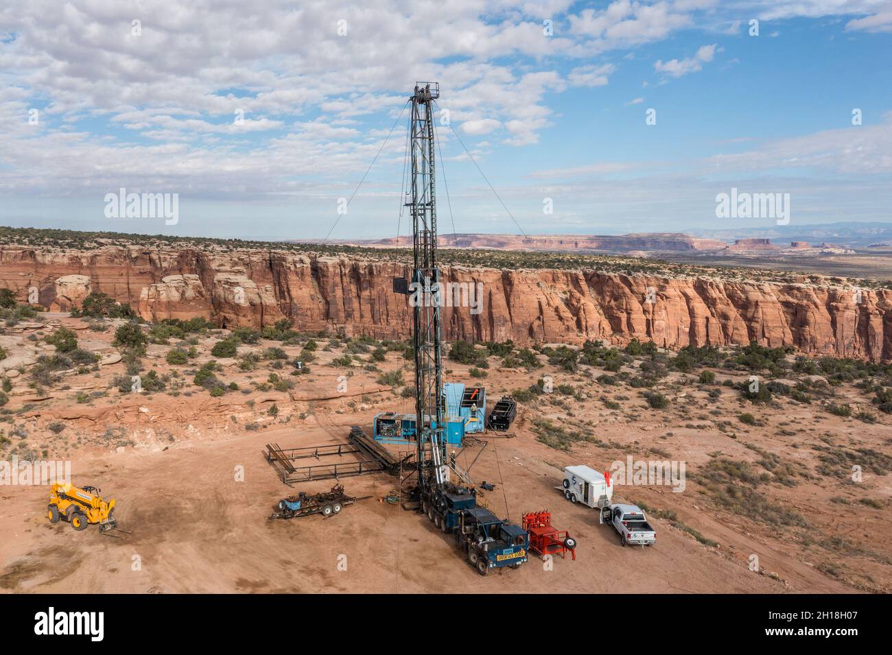 pulling unit vs <a href='https://www.ruidapetroleum.com/product/category/Drilling-Rig-and-Workover-Rig'>workover rig</a> in stock