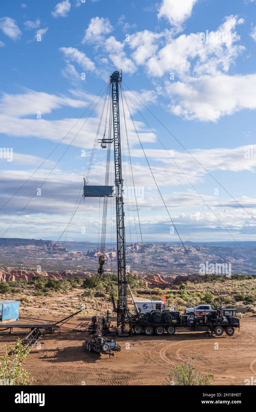 A pulling unit or workover rig on an oil well in Utah Stock Photo Alamy