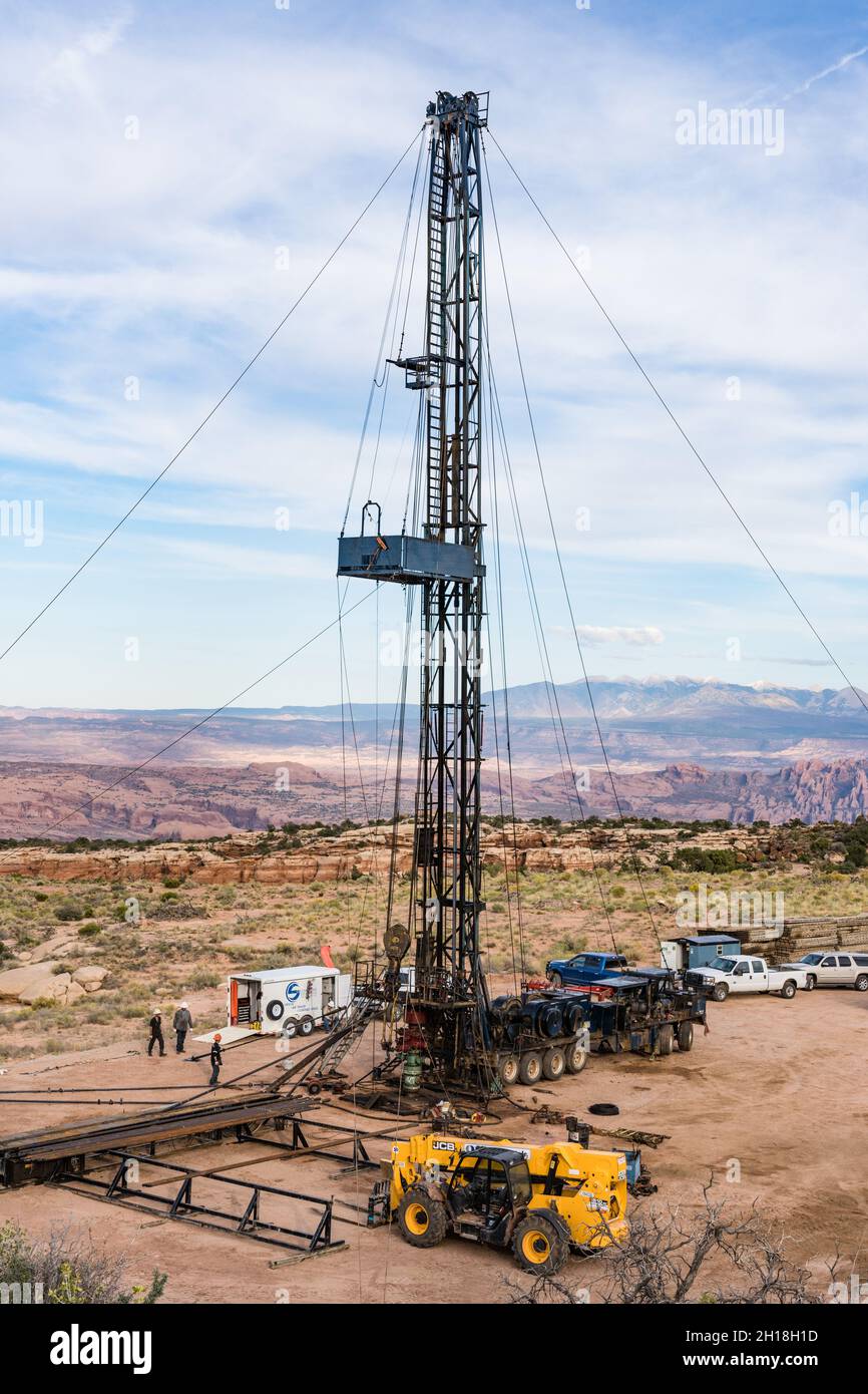 pulling unit vs <a href='https://www.ruidapetroleum.com/product/category/Drilling-Rig-and-Workover-Rig'>workover rig</a> in stock