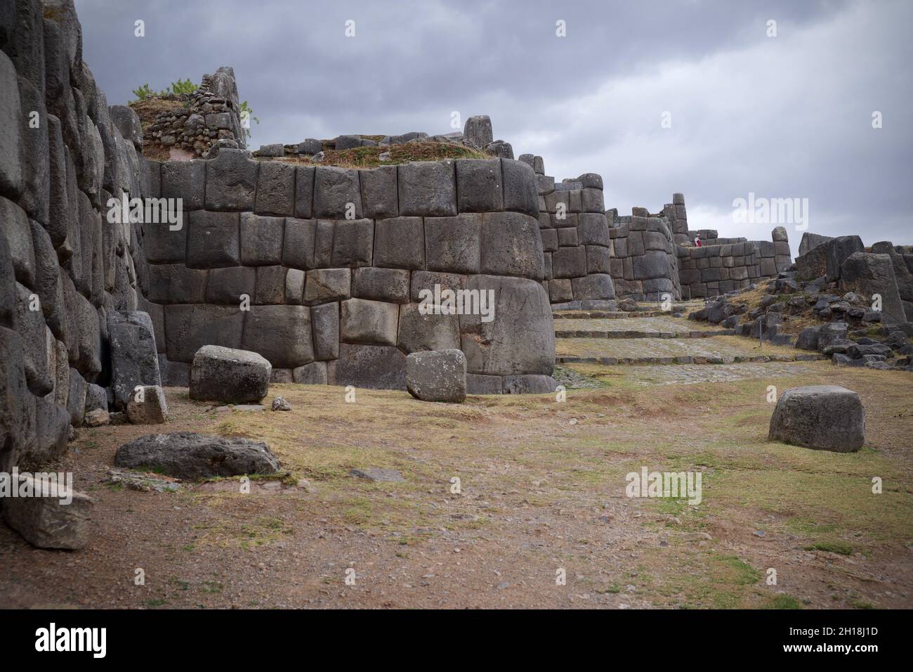 ruins-of-inca-fortress-of-sacsayhuam-n-above-cusco-peru-stock-photo