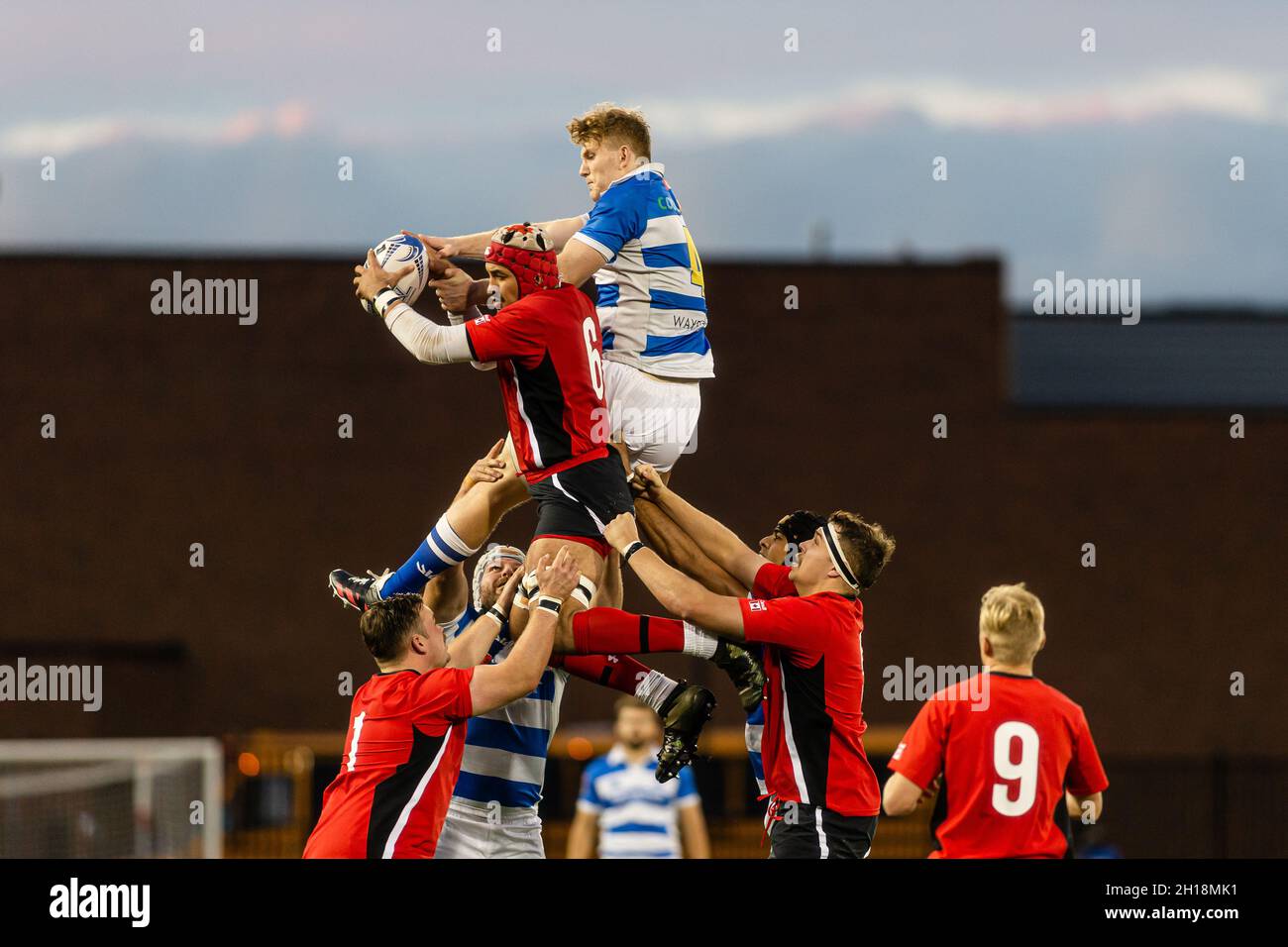 Toronto, Canada, October 16, 2021: Hank Stevenson (blue-white) of Toronto Arrows reaches for the ball during the line-out of the Rugby Rally match against Altantic Selects at York Stadium in Toronto, Canada. Toronto Arrows defeat Alantic Selects witth the score 57-10 Stock Photo
