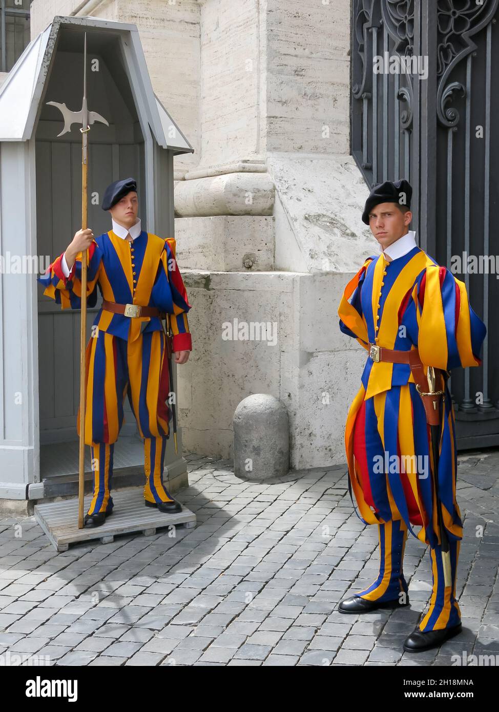 Pontifical Swiss Guard, Guardia svizzera pontificia, soldiers at gate of St. Peter's Basilica, Vatican City, Rome, Italy Stock Photo