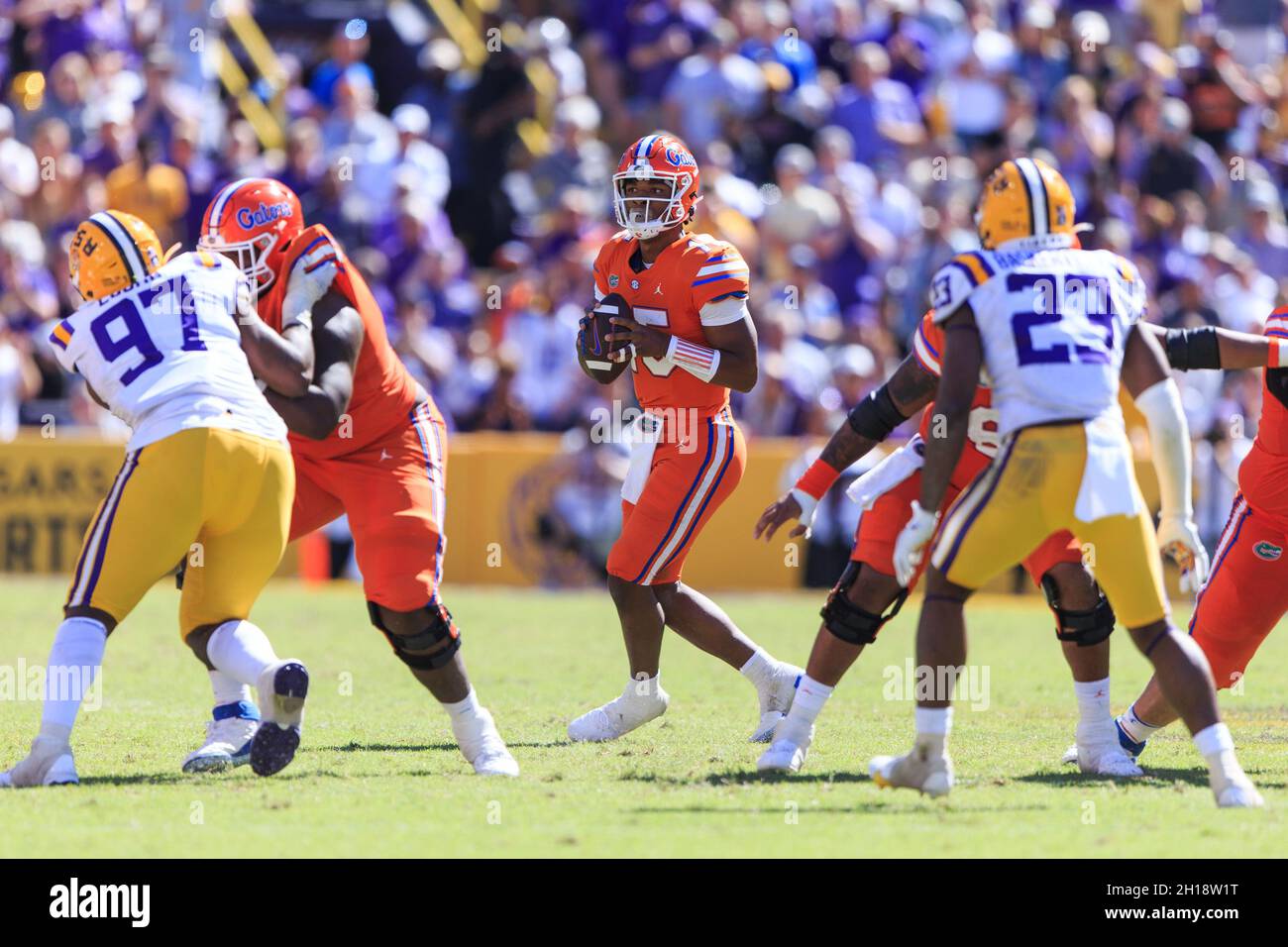 Florida Gators quarterback Anthony Richardson (15) scans the field to pass against the LSU Tigers defense, Saturday, Oct. 16, 2021, in Baton Rouge, Lo Stock Photo
