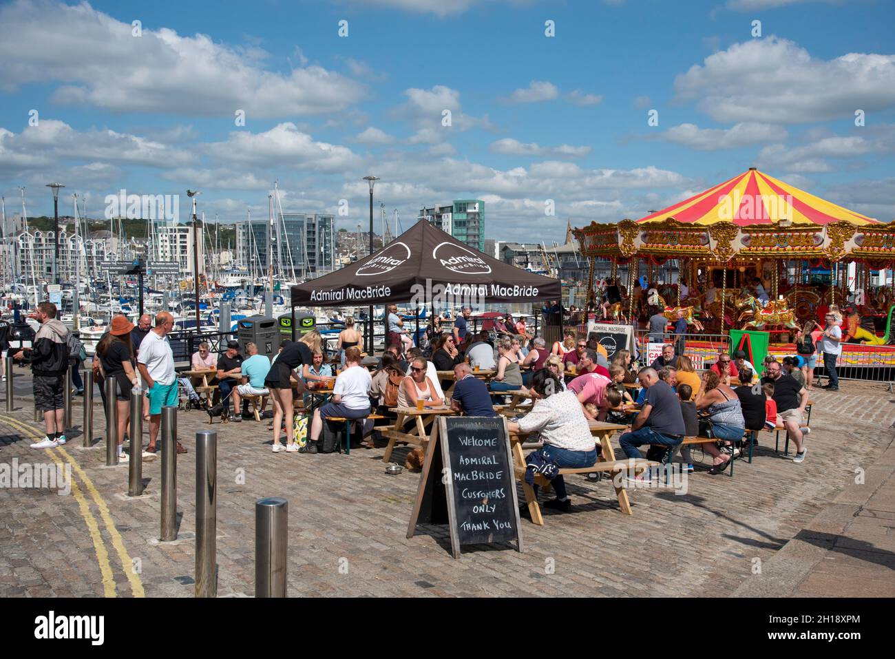 Plymouth, Devon, England, UK. 2021.  The  Barbican area of the city alongside Sutton Harbour known for socialising, eating and drinking. Locals and ho Stock Photo
