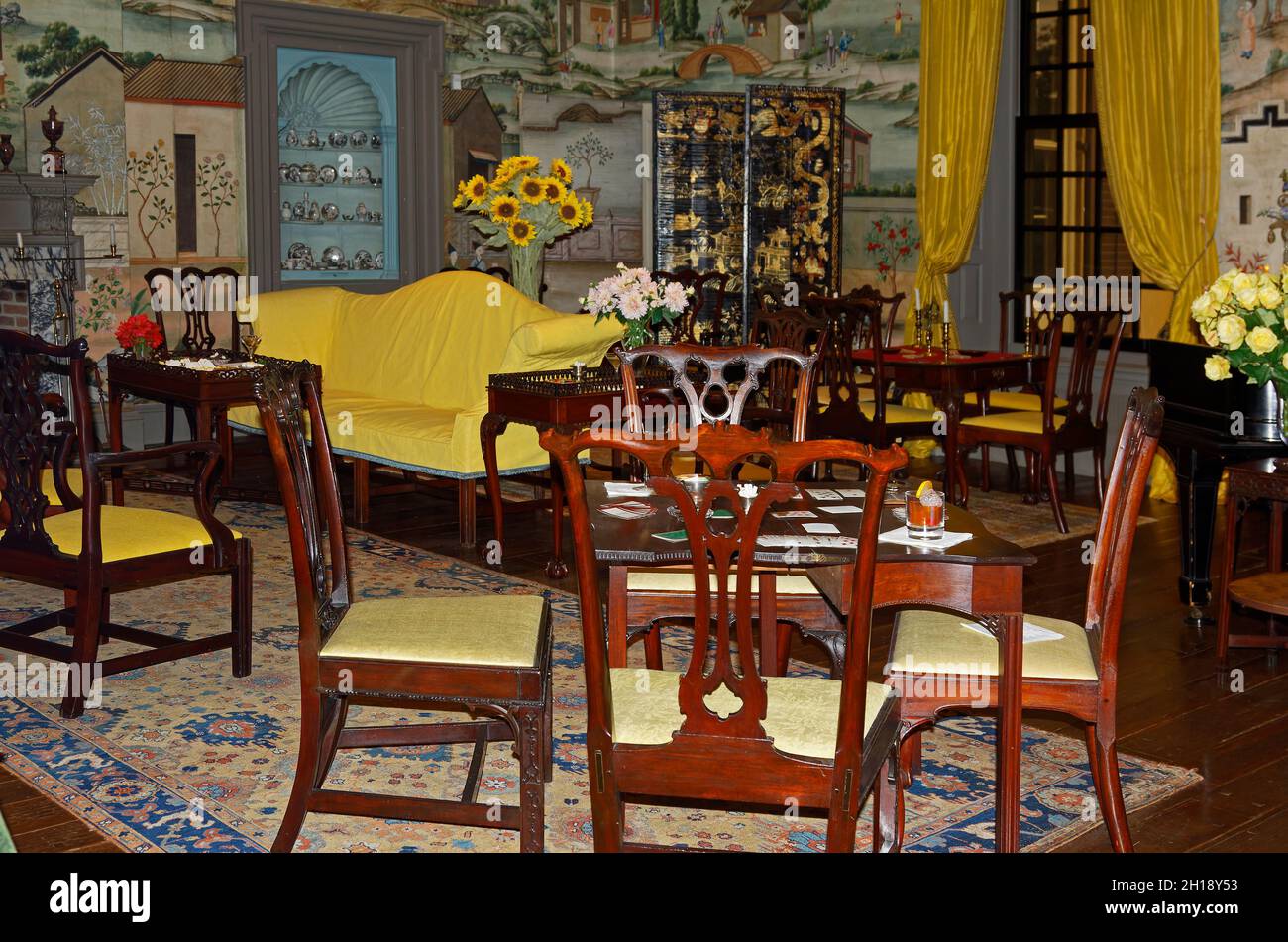 Winterthur Museum & Garden, guests parlor, card tables, chairs, sofa, ornate wallpaper, recessed shelves, oriental lacquer screen, antiques, Winterthu Stock Photo