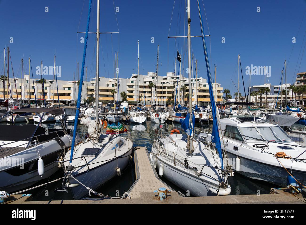 Le Barcares, France. 31th Aug, 2021. Sloops moored to the cateways of the port of Le Barcarès on August 31, 2021. Stock Photo
