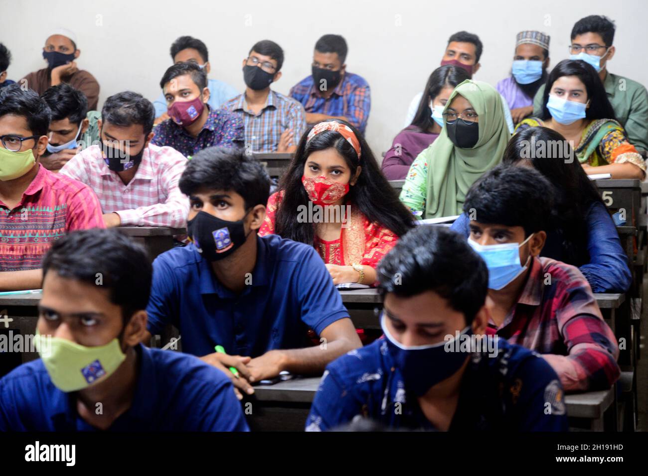 Dhaka, Bangladesh. 17th Oct, 2021. Dhaka University students wearing face masks attend their class after one and half year reopened maintaining Covid-19 guidelines and health protocols in Dhaka, Bangladesh, on October 17, 2021. Credit: Mamunur Rashid/Alamy Live News Stock Photo