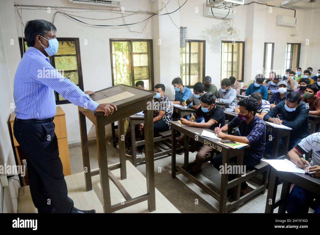 Dhaka, Bangladesh. 17th Oct, 2021. Dhaka University students wearing