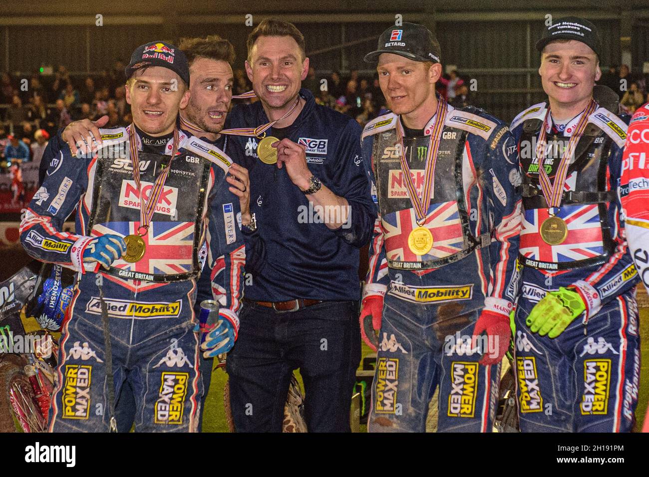 MANCHESTER, UK. OCT 17TH Great Britain - Speedway of Nations champions (l-r) Robert Lambert, Ollie Allen (Manager), Simon Stead (Manager) Dan Bewley and Tom Brennan during the Monster Energy FIM Speedway of Nations at the National Speedway Stadium, Manchester on Sunday 17th October 2021. (Credit: Ian Charles | MI News) Credit: MI News & Sport /Alamy Live News Stock Photo