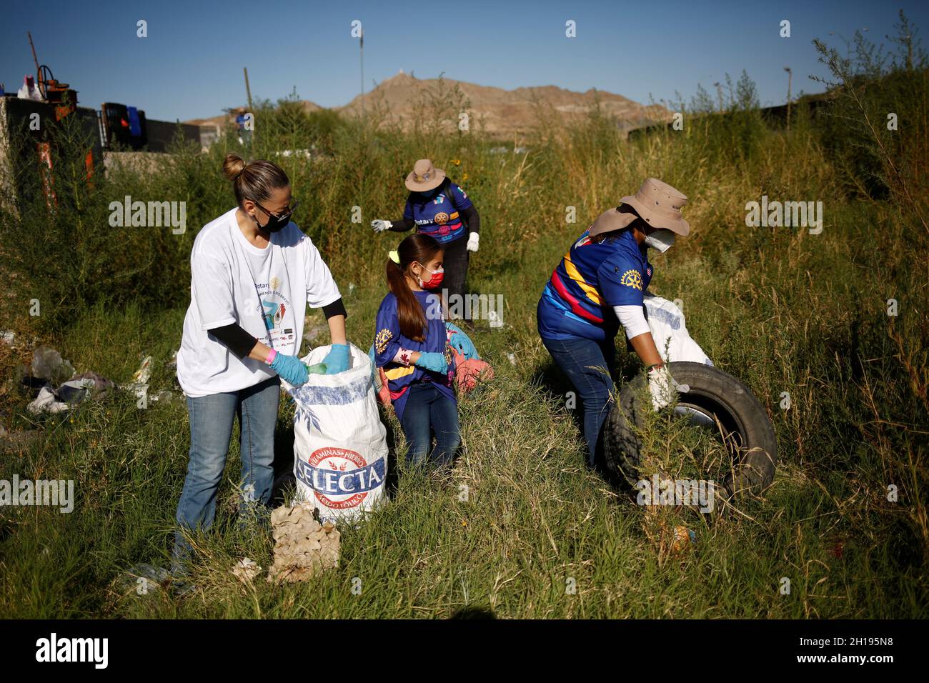 Volunteers and Rotary club members clean up the Rio Bravo river, on the border line between Mexico and U.S., with the aim of protecting the environment, as seen from Ciudad Juarez, Mexico October 17, 2021. REUTERS/Jose Luis Gonzalez Stock Photo