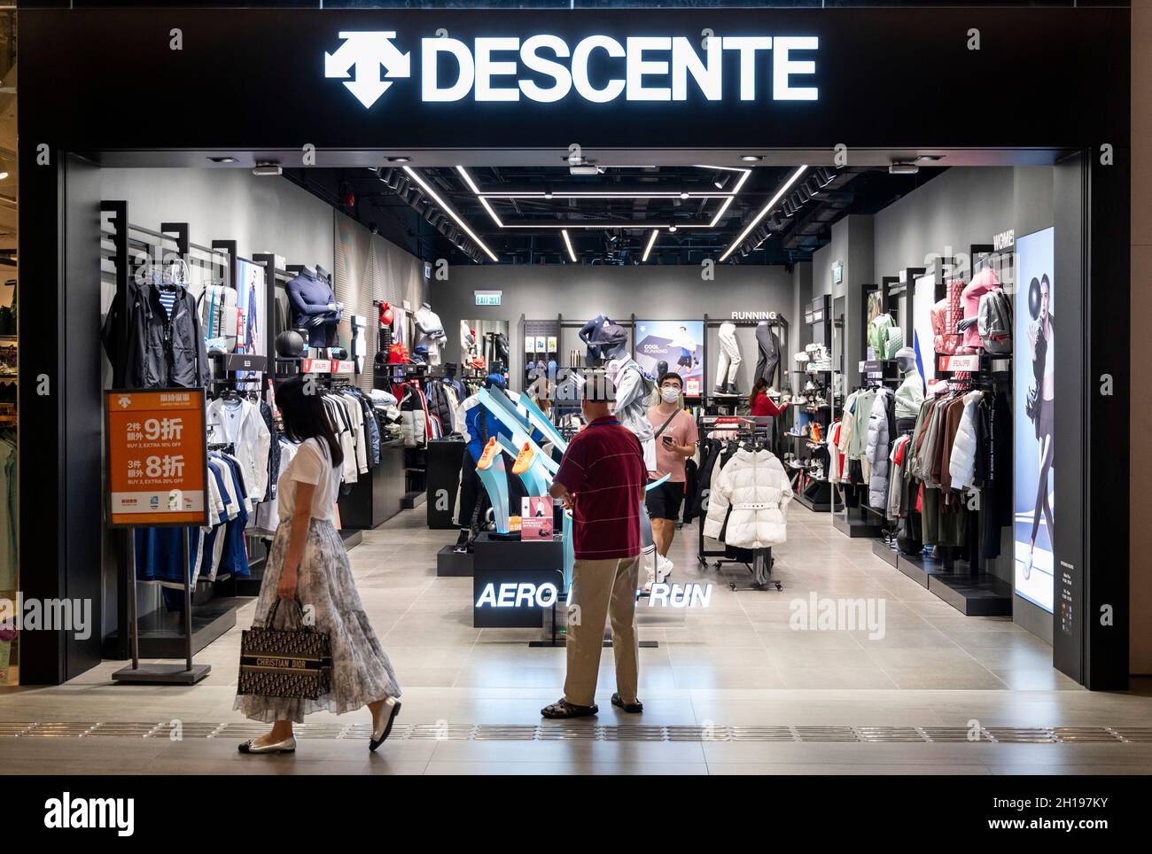 Descente store hi-res stock photography and images - Alamy
