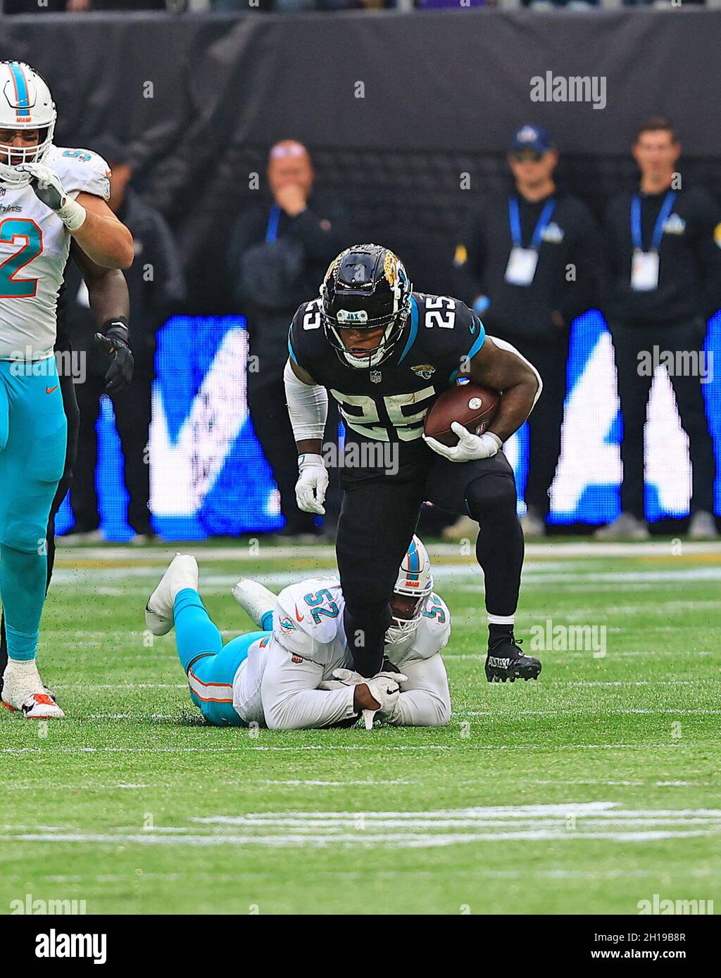 Miami Dolphins linebacker Elandon Roberts (52) is introduced during a NFL  football game against the Minnesota Vikings, Sunday, Oct.16, 2022 in Miami  Gardens, Fla. (AP Photo/Alex Menendez Stock Photo - Alamy