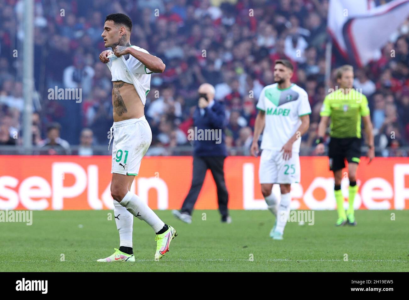 Luigi Ferraris stadium, Genova, Italy, October 17, 2021, Gianluca Scamacca (U.S. Sassuolo) leaves the pitch after being substituted  during  Genoa CFC vs US Sassuolo - Italian football Serie A match Stock Photo