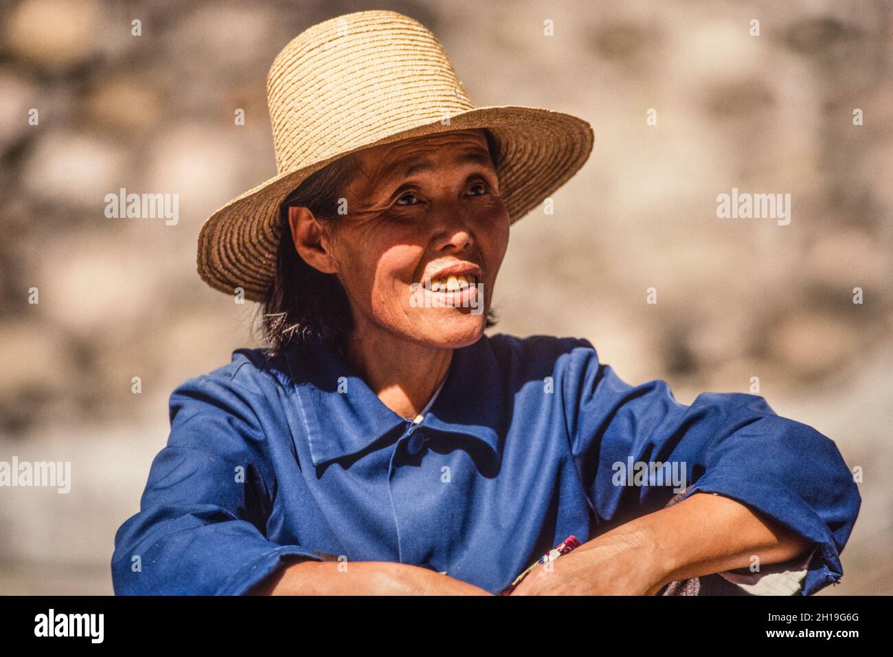 Chinese woman straw hat hi-res stock photography and images - Alamy