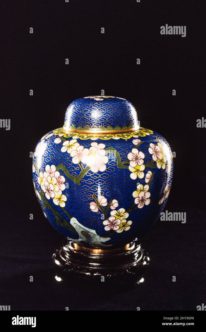 Cloisonne vase hires stock photography and images Alamy