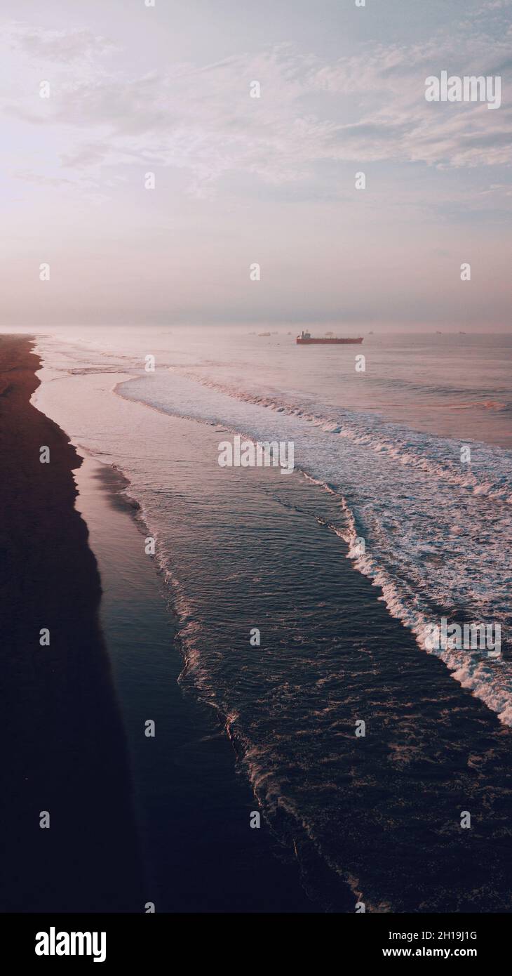 Water waves ships side view hi-res stock photography and images - Alamy