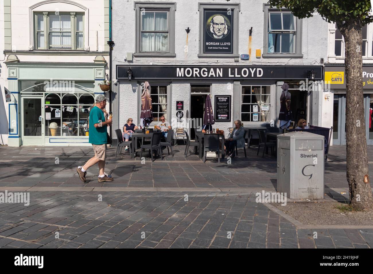 Caernarfon, Wales: Castle Square shops and business fronts on a summer day. Stock Photo