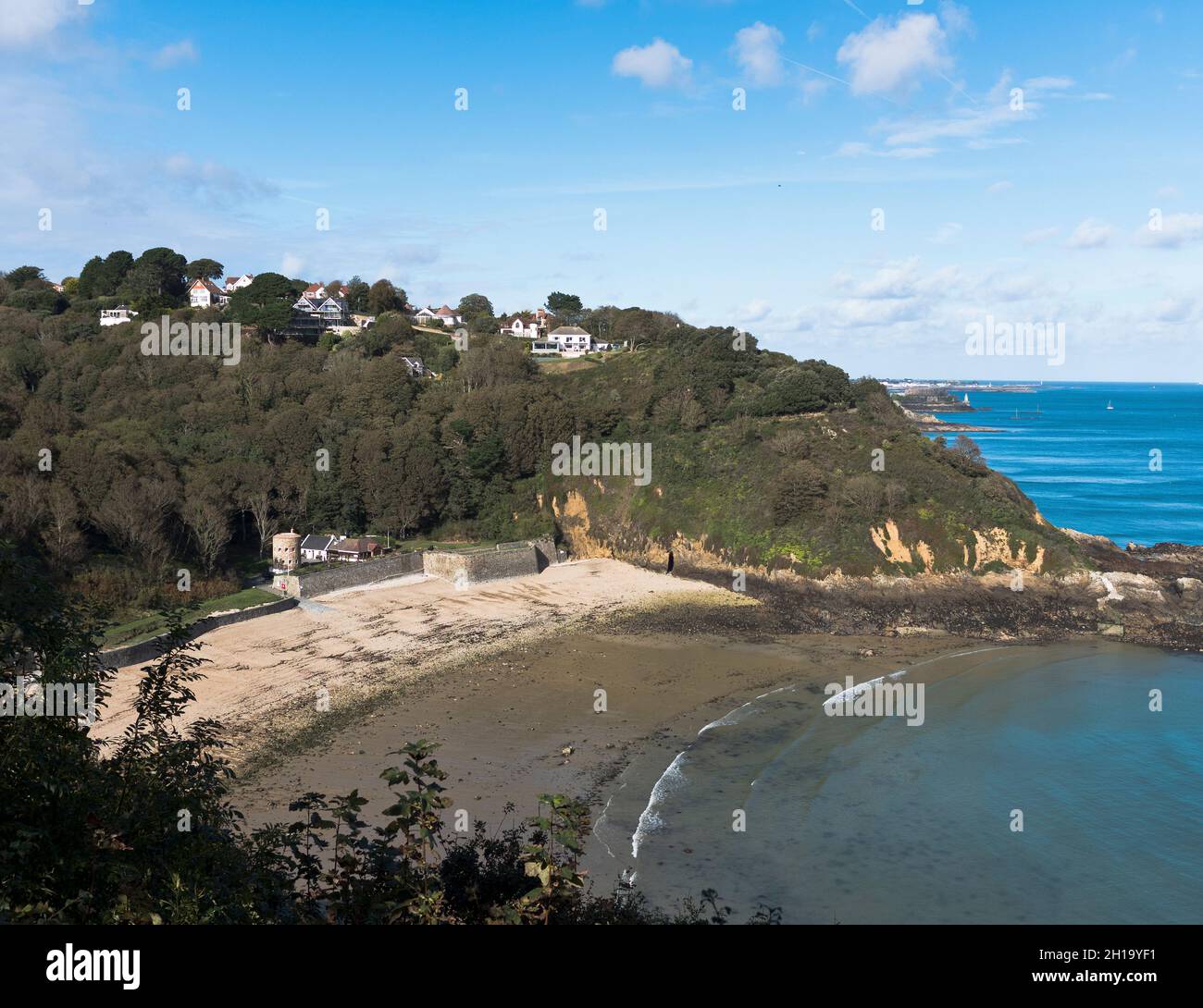 dh Fermain Bay SAINT MARTIN GUERNSEY Houses in valley beach Stock Photo