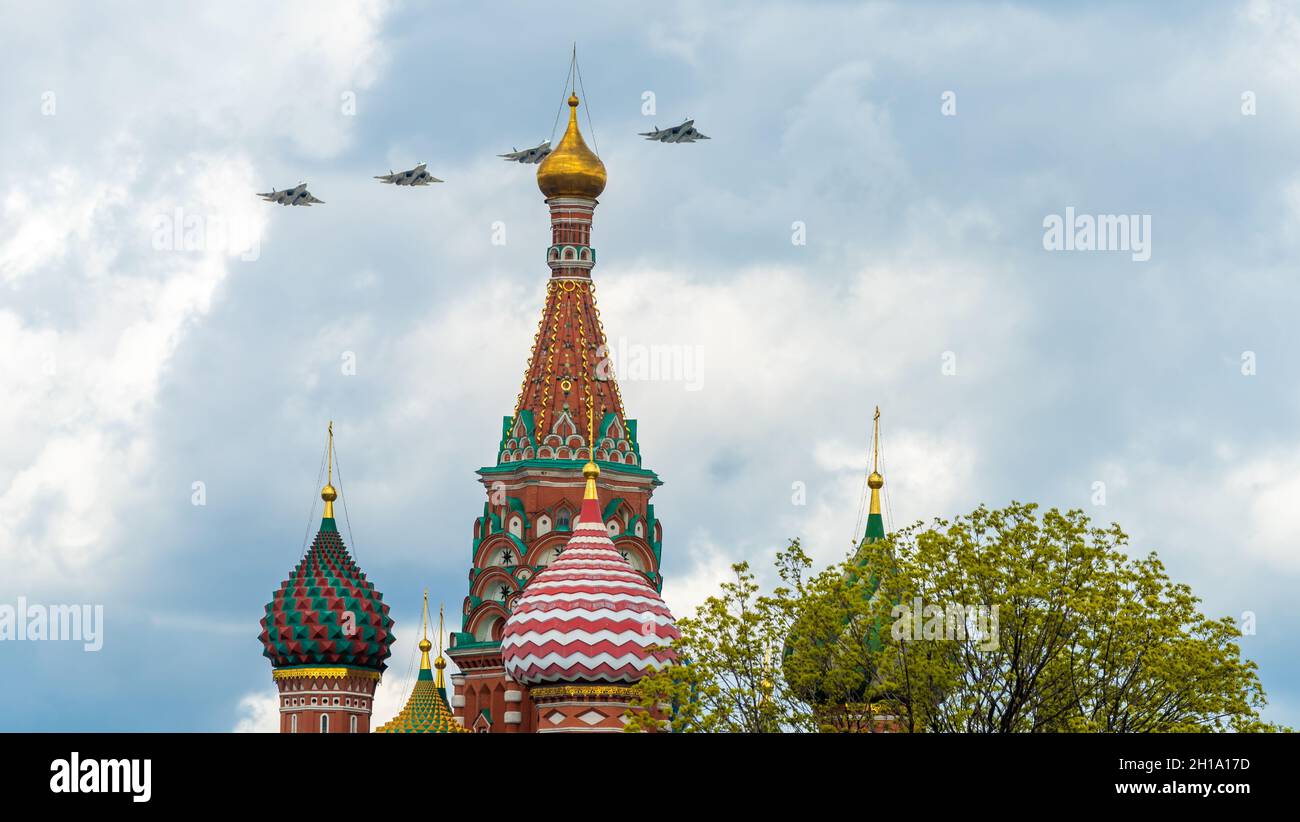 May 7, 2021, Moscow, Russia. Russian fifth-generation Su-57 multi-role fighters over Red Square in Moscow. Stock Photo