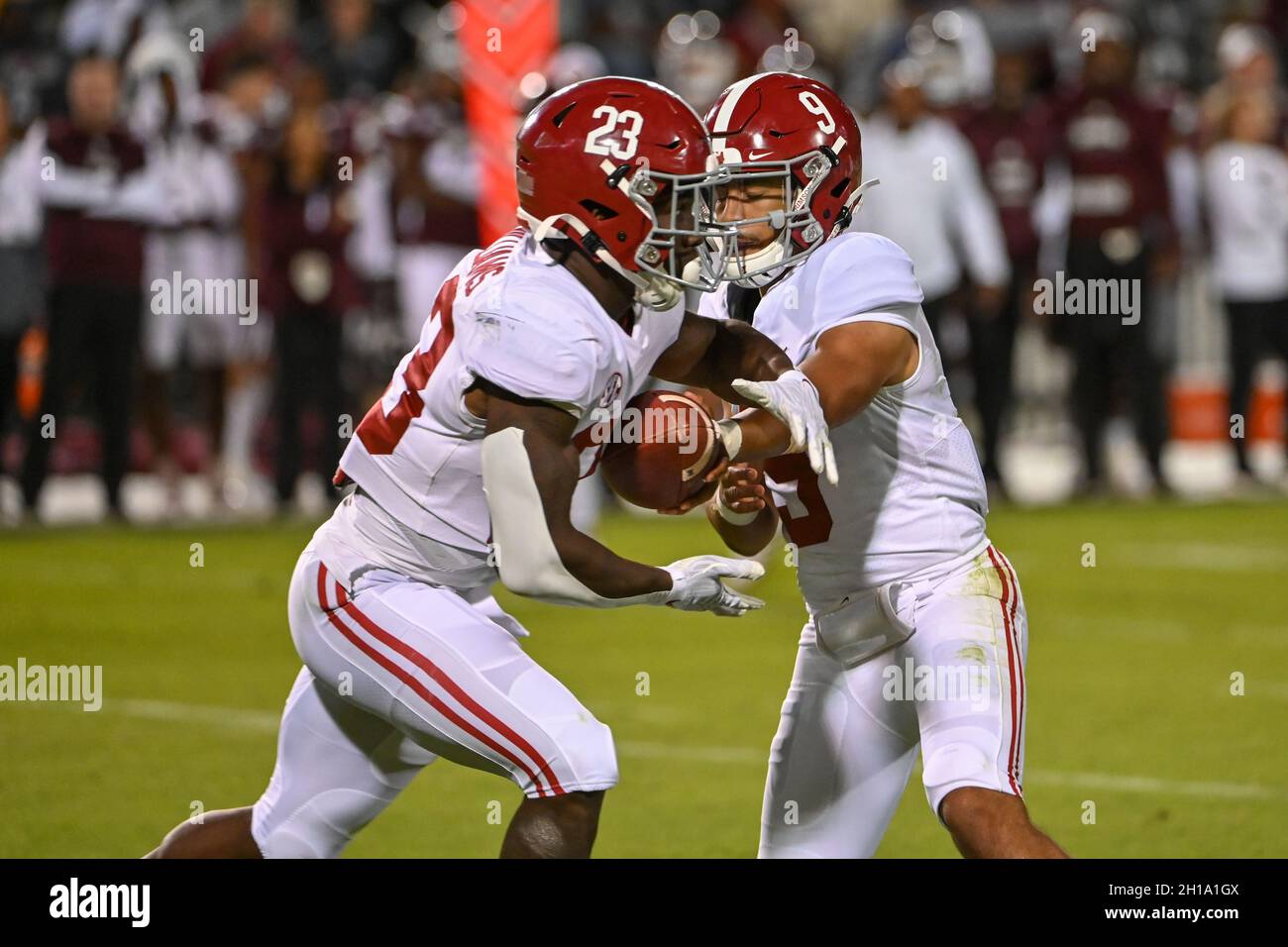 Starkville, MS, USA. 16th Oct, 2021. Alabama Crimson Tide quarterback Bryce Young (9) hands off the ball to Alabama Crimson Tide running back Roydell Williams (23), during the NCAA football game between the Alabama Crimson Tide and the Mississippi State Bulldogs at Davis Wade Stadium in Starkville, MS. (Photo by : Kevin Langley/CSM). Credit: csm/Alamy Live News Stock Photo