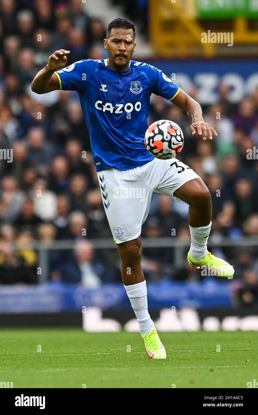 Jose Salomon Rondon #33 of Everton tries to control the ball in, on  10/17/2021. (Photo by Craig Thomas/News Images/Sipa USA) Credit: Sipa  USA/Alamy Live News Stock Photo - Alamy