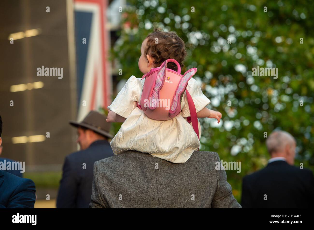 Ascot, Berkshire, UK. 16th October, 2021. A busy day for racegoers at ...