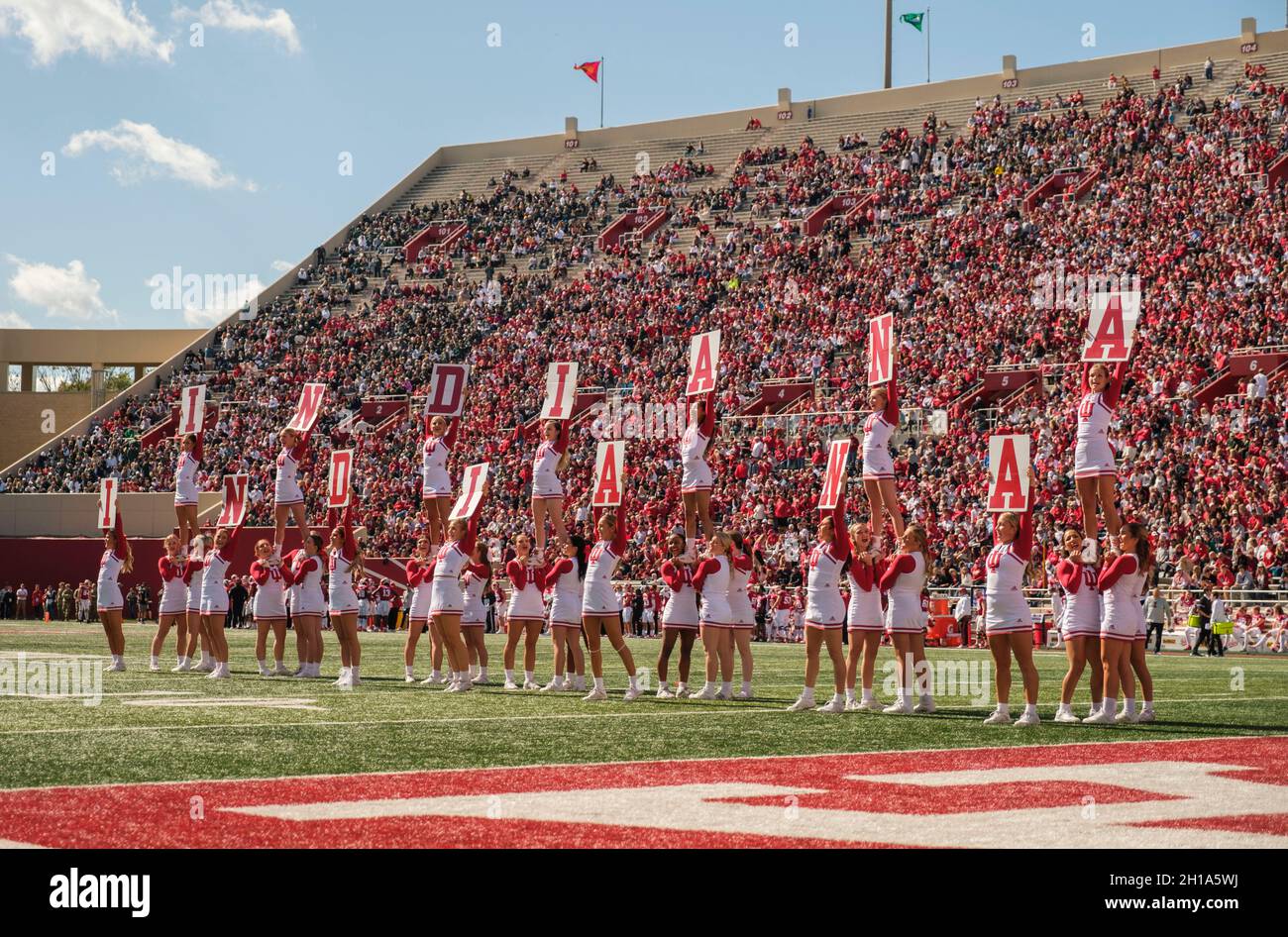 BLOOMINGTON, UNITED STATES - 2021/10/16: Indiana University cheerleaders spell out, “Indiana,” as the Hoosiers play against Michigan State during an NCAA football game on October 16, 2021 at Memorial Stadium in Bloomington, Ind. IU lost to Michigan State 20-15. Stock Photo
