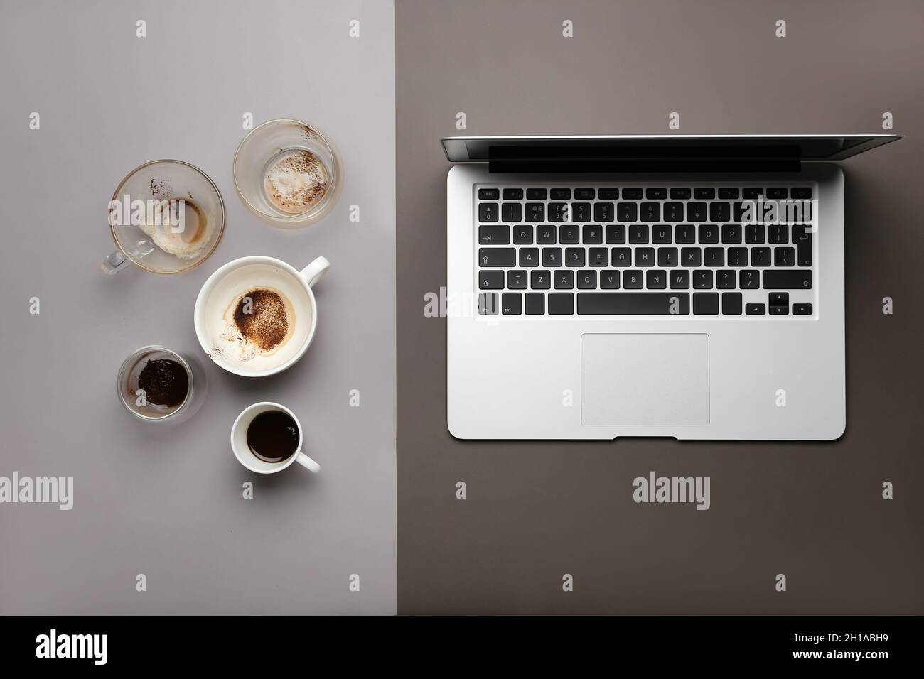 Sự kết hợp hài hòa giữa laptop và tách cà phê đầy quyến rũ sẽ khiến bạn tò mò muốn khám phá hình ảnh của chúng tôi. Chúng tôi đảm bảo những hình ảnh này sẽ khiến bạn tưởng như mình đang thưởng thức cà phê trong không gian làm việc thật thoải mái.